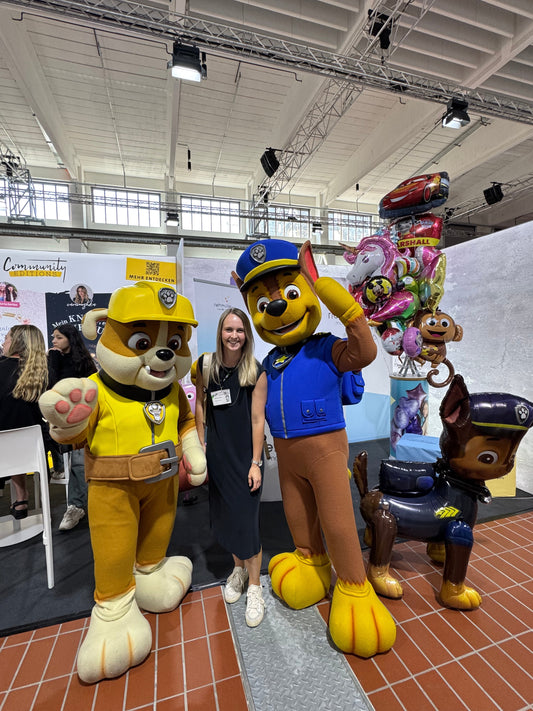 Debbie mit den Walking Acts der Paw Patrol