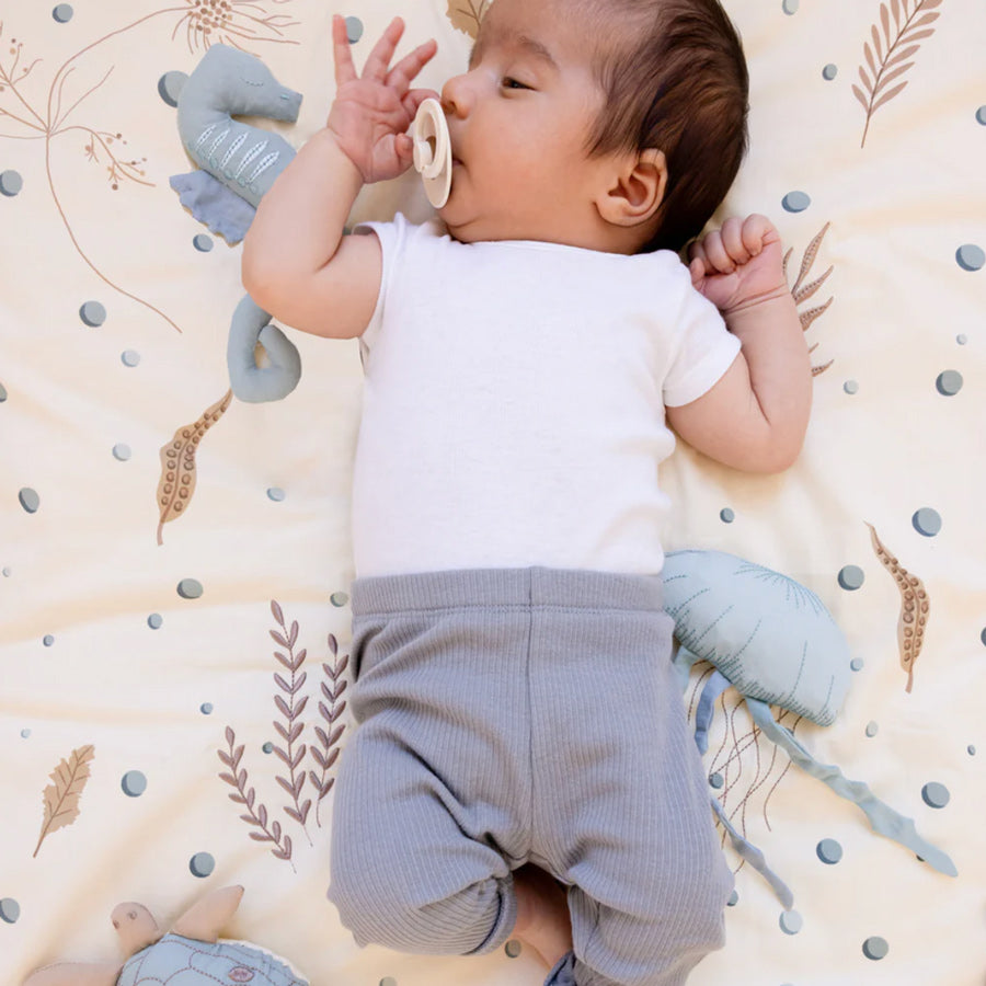 Baby liegt auf der Krabbeldecke von Cam Cam Copenhagen