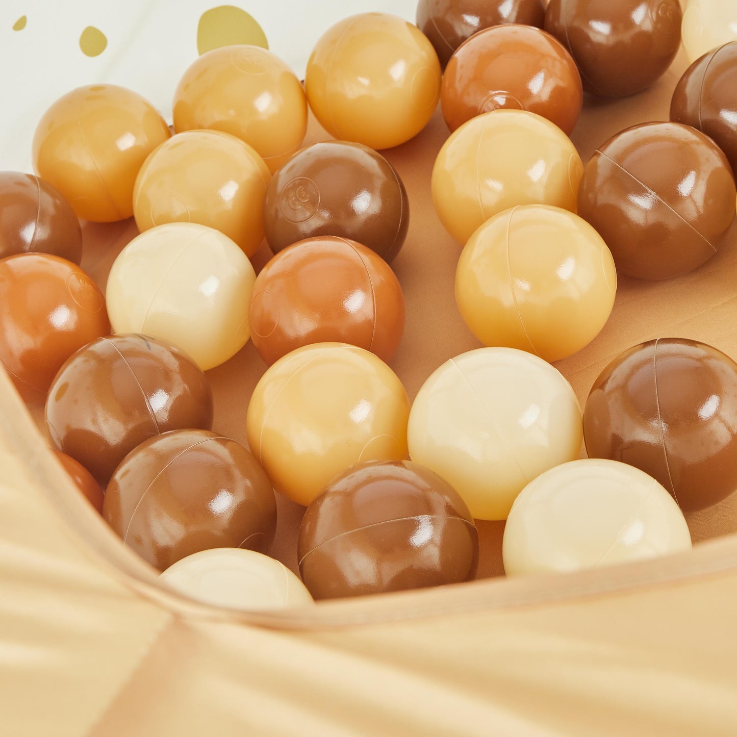 Die Bälle haben die Farben creme, Honig, Karamell und braun. Sind damit farbenfroh, aber in sehr harmonischen Farben.