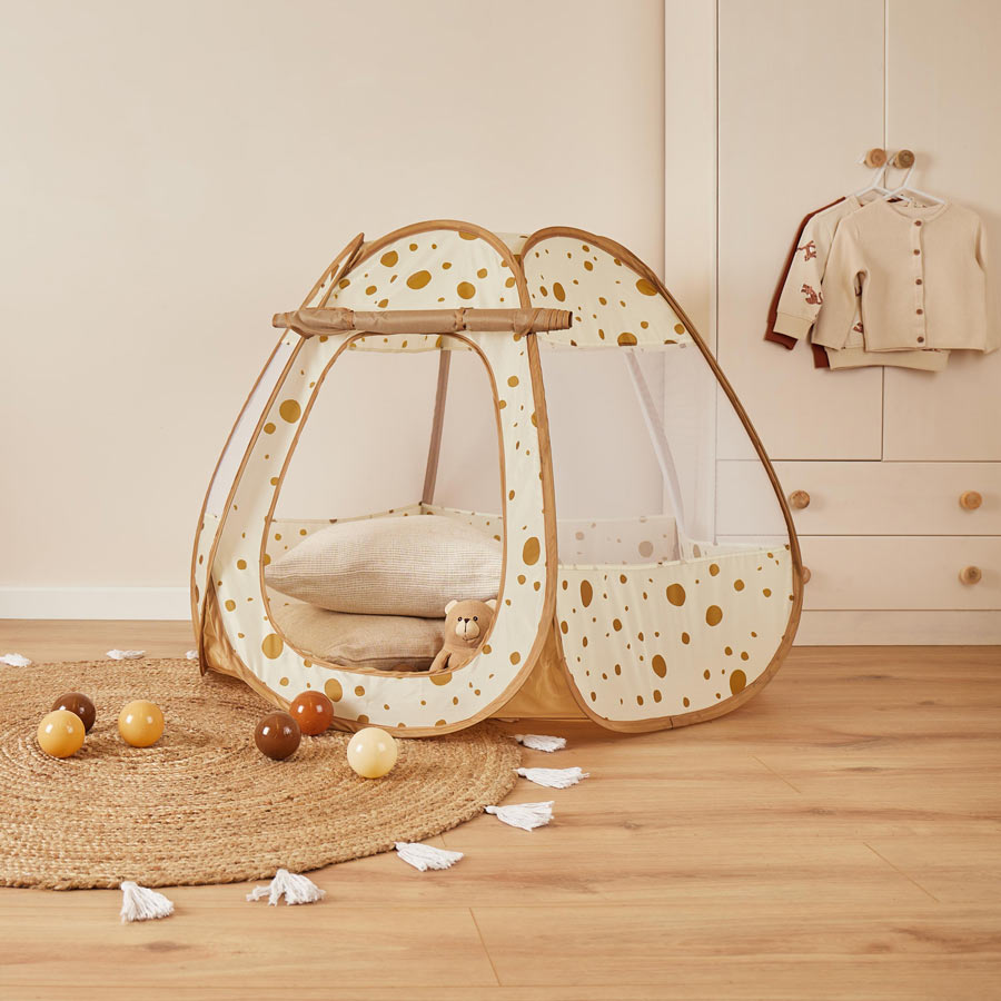 Spielzelt steht im Kinderzimmer und die Farben sind alle in beige, Karamell und Brauntönen gehalten. Damit fügt sich das Zelt optimal in jedes Zimmer ein.