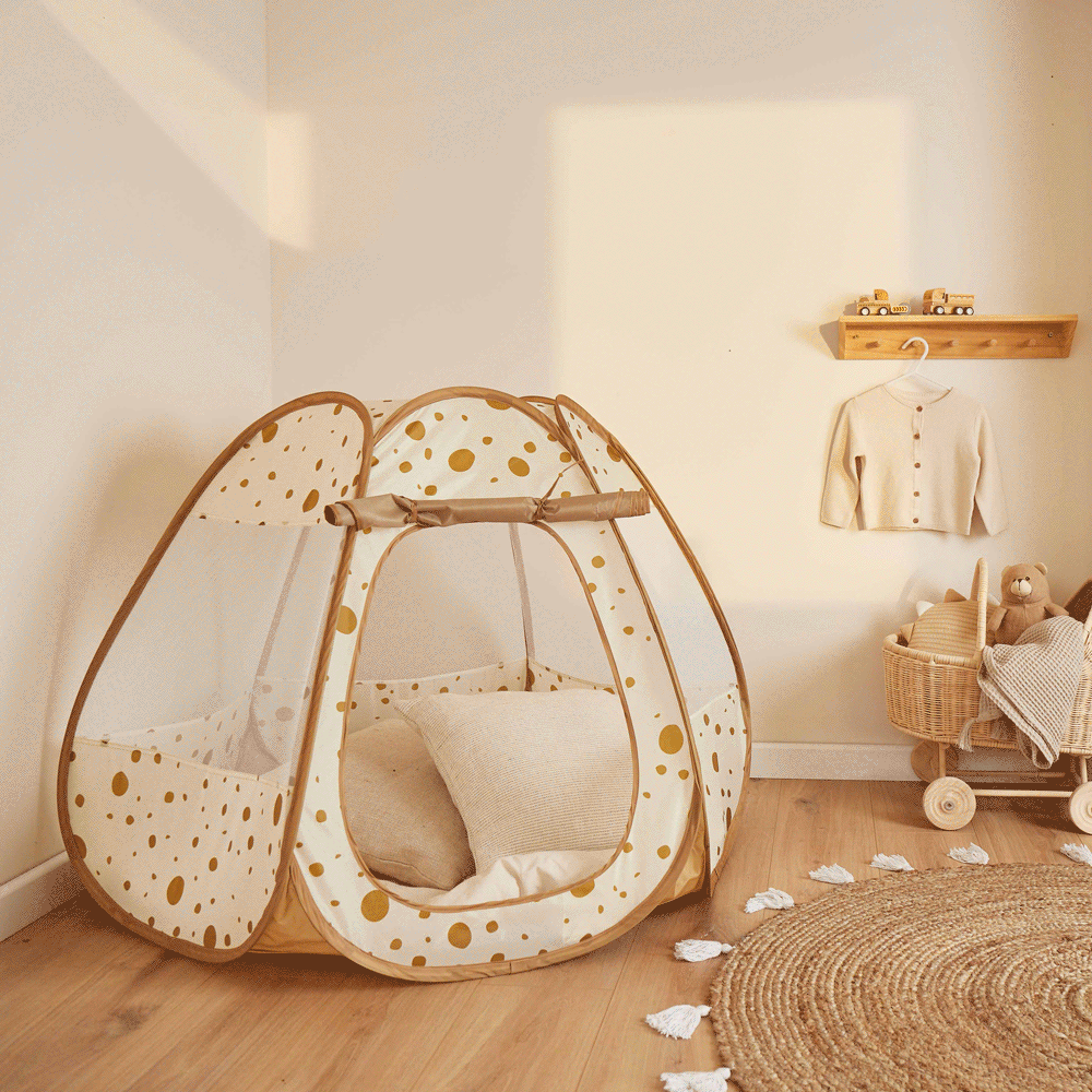 Das Spielzelt hat einen Vorhang, der als Tür dient. So können die Kids im Zelt mit den Bällen spielen, ohne dass sie durch das Zimmer fliegen. Die Bälle bleiben im Zelt, da es dann komplett geschlossen ist.