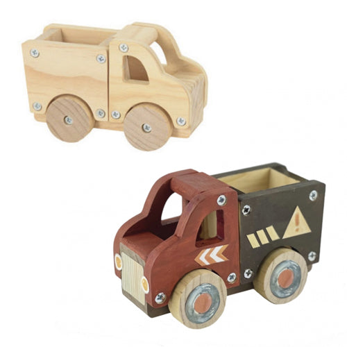 Der Lastwagen besteht aus Holz und sieht unbemalt aber auch bemalt richtig klasse aus. Auf dem gezeigten Beispiel sieht man den LKW in den Farben rot und braun mit Stickern.