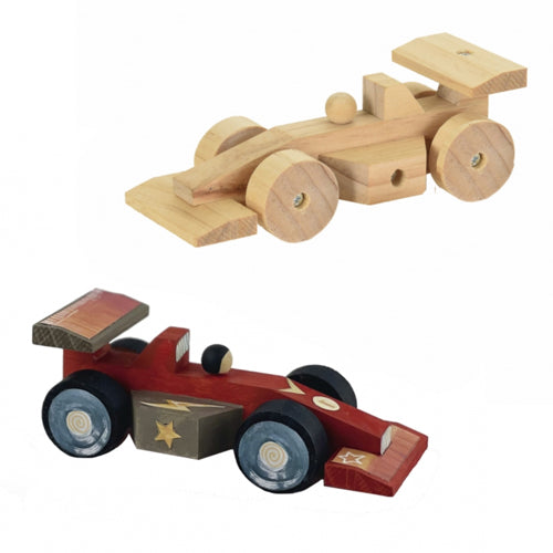 Auf dem Bild sieht man den Unterschied zwischen dem bemalten und unbemalten Rennauto, welches vom Kind selber zusammengebaut werden kann.