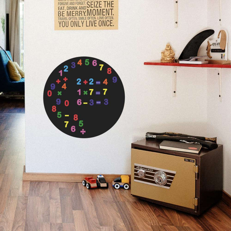 Ferflex Magnete Zahlen in bunt an einer runden Magnettafel von Ferflex im Wohnzimmer