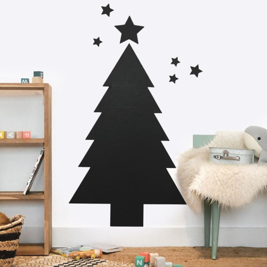 Die Magnettafel in Form eines Weihnachtsbaumes mit verschiedenen Größen von Sternen.