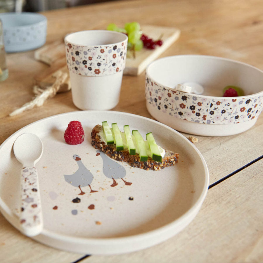 Das Set eignet sich perfekt für das Frühstück. Mit den süßen Bauernhoftieren und hübschen Blümchen.