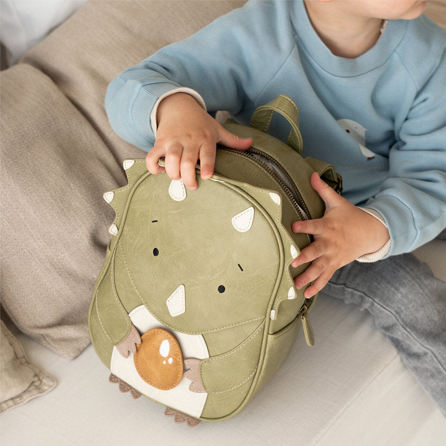 Kinderrucksack Dino von der Marke Little Who in einem olivgrün mit einem senffarbenen Dinoei