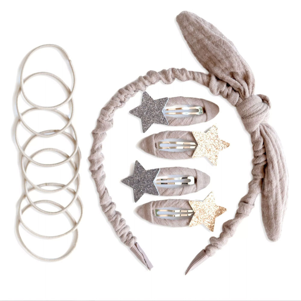 Haar-Accessoire-Set mit 12 Teilen in der Farbe taupe. Haarreifen mit Schleife, 4 Spängchen mit Glitzersternchen und 7 Haargummis.
