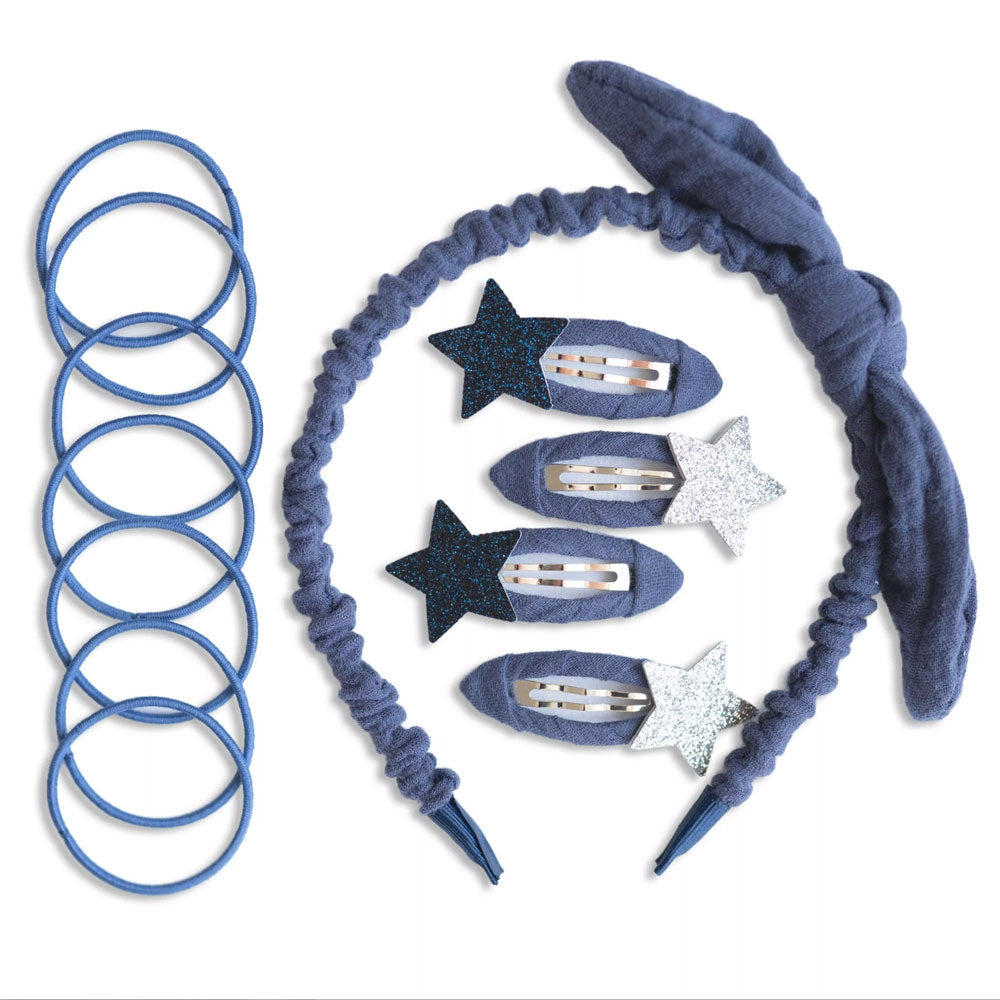 Haar-Accessoire-Set mit 12 Teilen in der Farbe dunkelblau. Haarreifen mit Schleife, 4 Spängchen mit Glitzersternchen und 7 Haargummis.