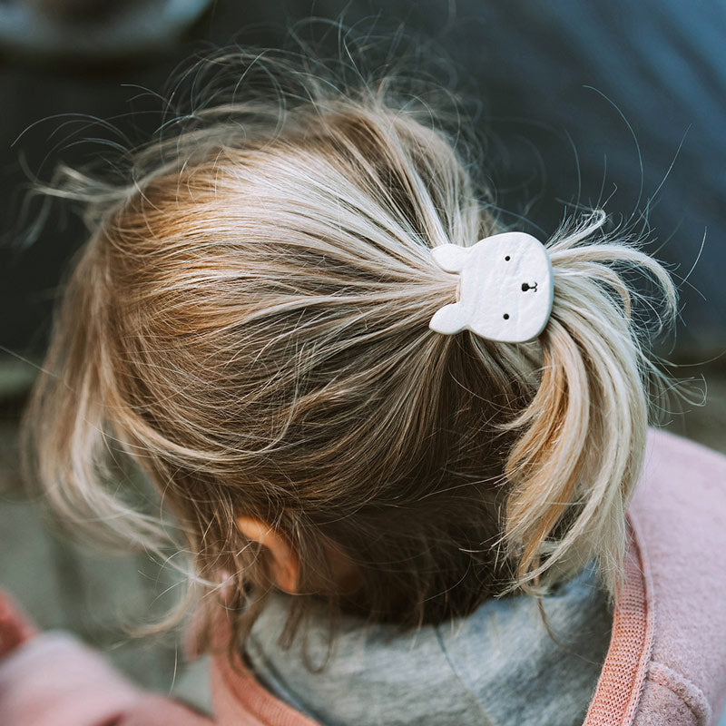 Mädchen trägt das Haargummi mit dem Hasen im Haar