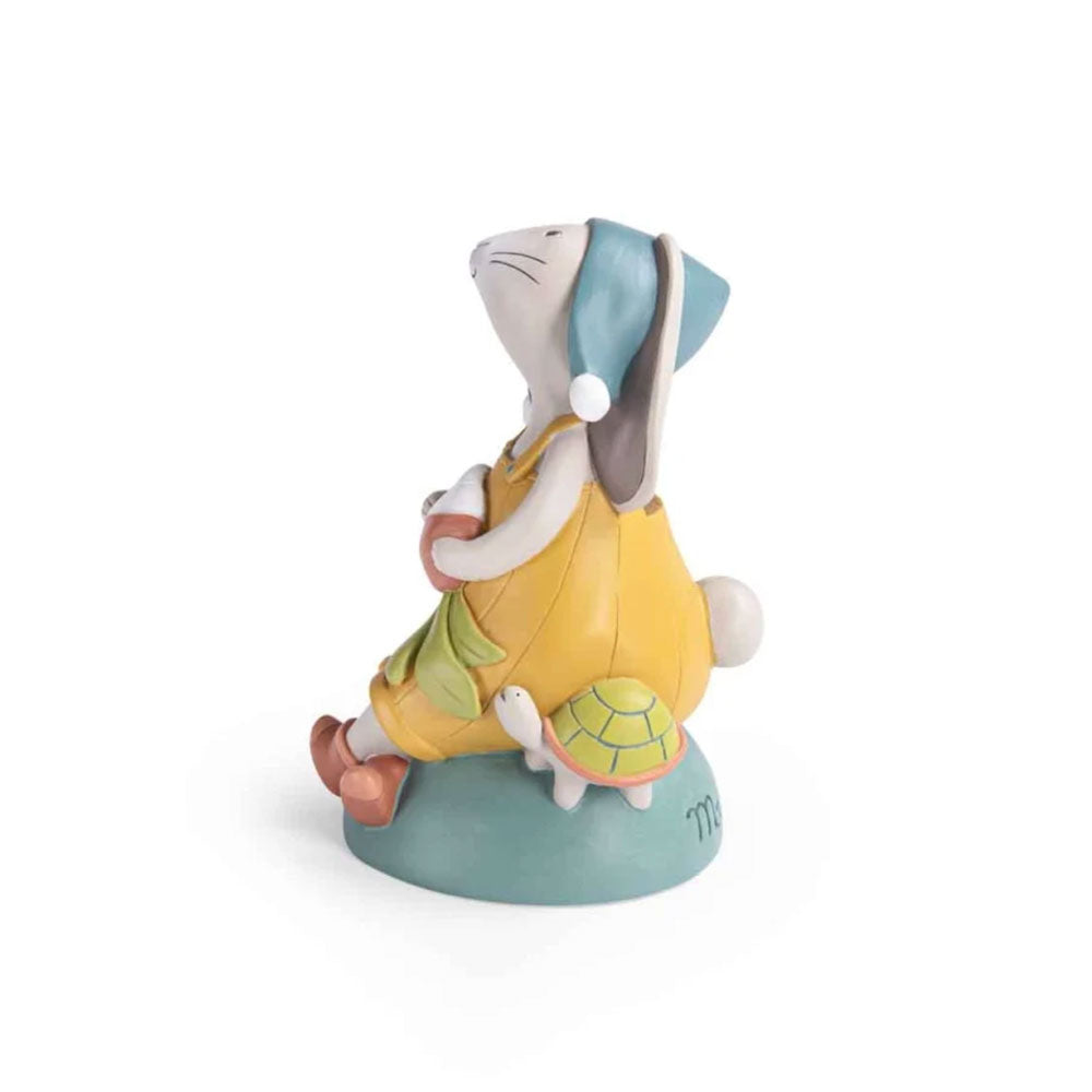 Seitenansicht der Spardose. Neben dem Hasen sitzt eine süße Schildkröte. Die Farben sind alle farbenfroh, aber nicht knallig.