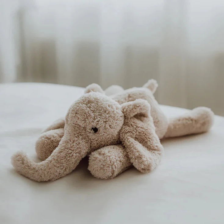 Der Heartbeat Comforter Elefant George in der Farbe Blush von Flow.