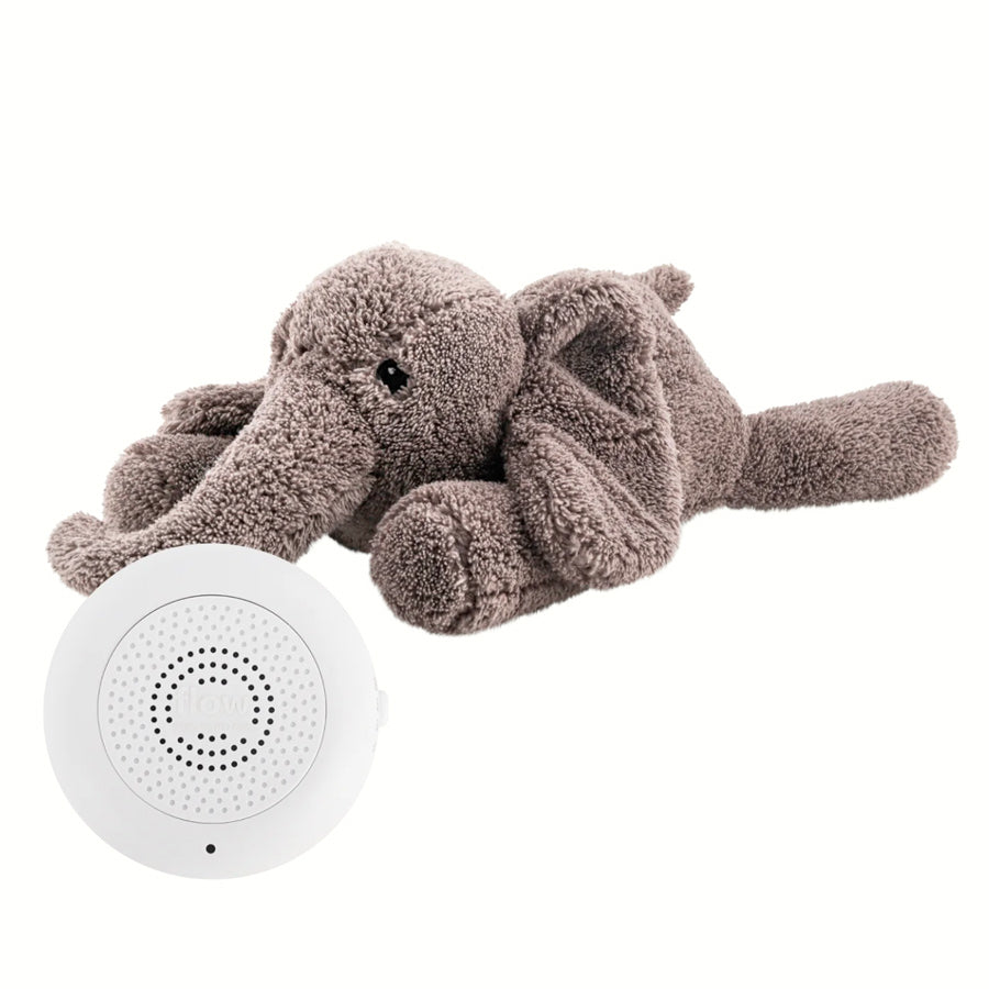 Der Heartbeat Comforter Elefant kommt als Kuscheltier in der Farbe grau und mit einem Lautsprecher, der viele Funktionen hat.