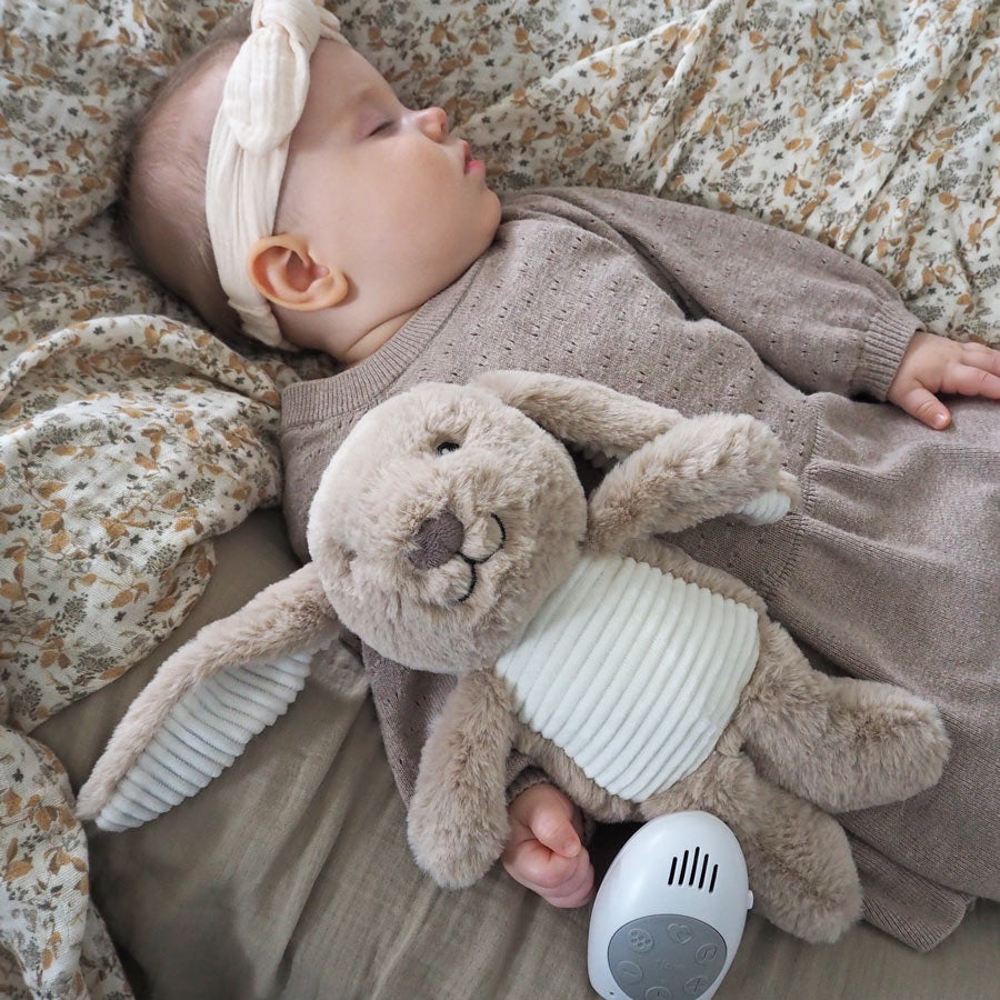 Baby schläft neben dem Heartbeat Comforter Hase Milo von Flow Amsterdam