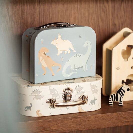 Koffer-Set mit Dinos steht im Kinderzimmer-Regal übereinander. Die Designs passen sehr gut in jedes Kinderzimmer.