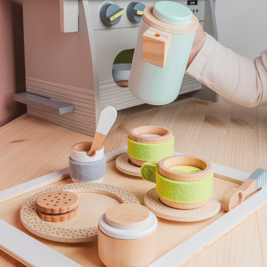 Kinderküchenet von Small Foot aus Holz und Filz mit tollen Details für Kinder zum Spielen.