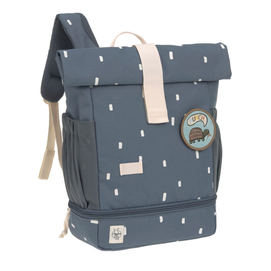 Der Rolltop Rucksack für Kinder in der Farbe dunkelblau hat schwarze Punkte und ein süßes Patch zum Wechseln.