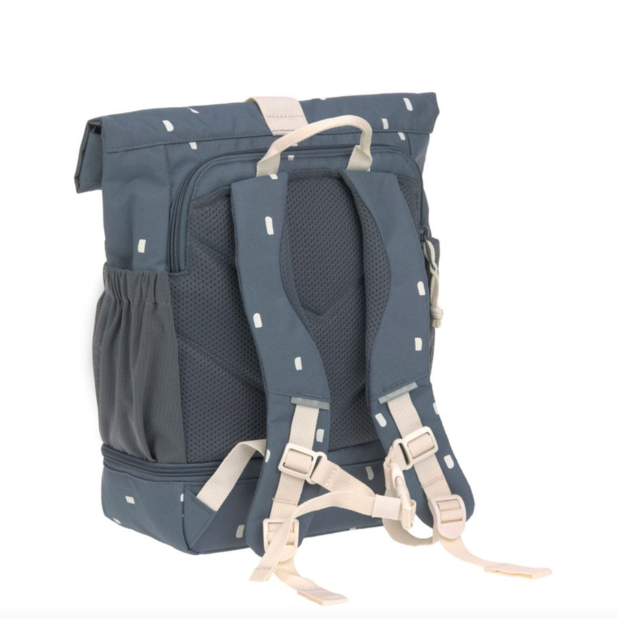 Der Rolltop Rucksack für Kinder hat gepolsterte Träger und einen Brustgurt zum angenehmen Tragen.