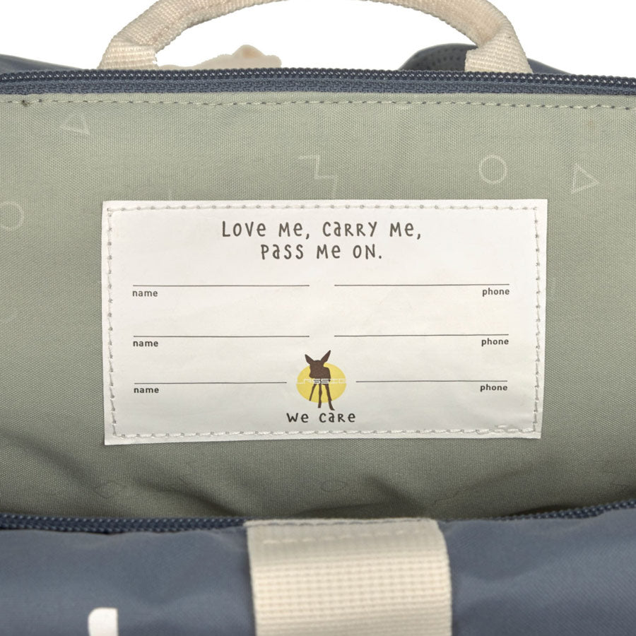 In der Innenseite befindet sich ein Namensschild, falls der Rucksack verloren geht.