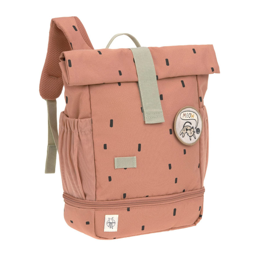 Der Rolltop Rucksack für Kinder in der Farbe Karamell hat schwarze Punkte und ein süßes Patch zum Wechseln.