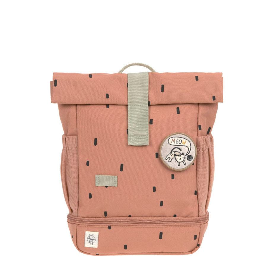 Der Rolltop Rucksack für Kinder in der Farbe Karamell hat schwarze Punkte und ein süßes Patch zum Wechseln.