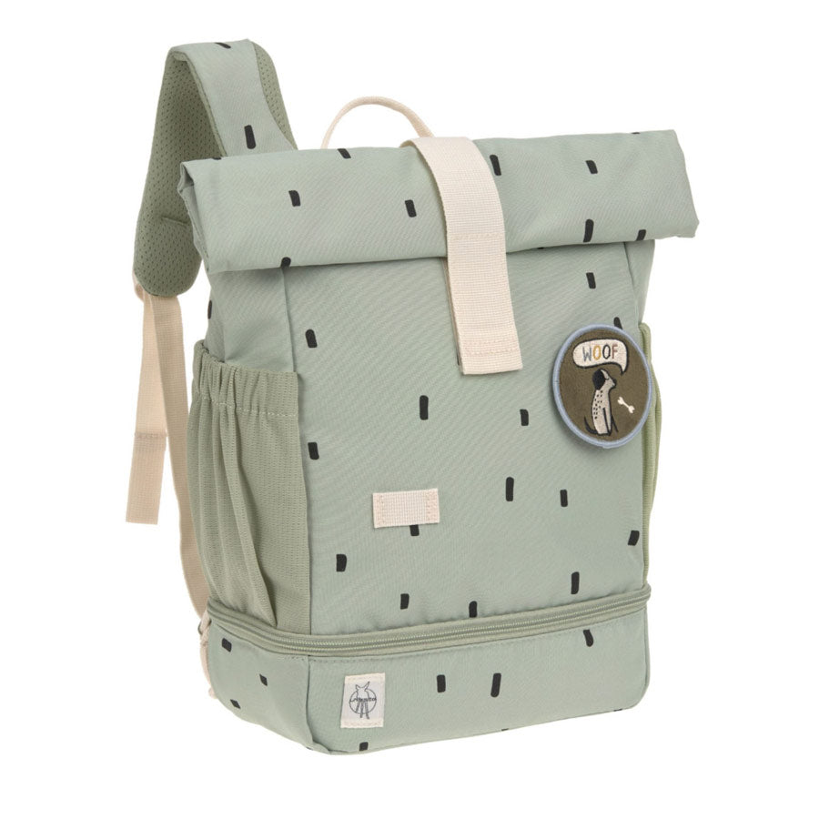 Der Rolltop Rucksack für Kinder in der Farbe Hellblau hat schwarze Punkte und ein süßes Patch zum Wechseln.