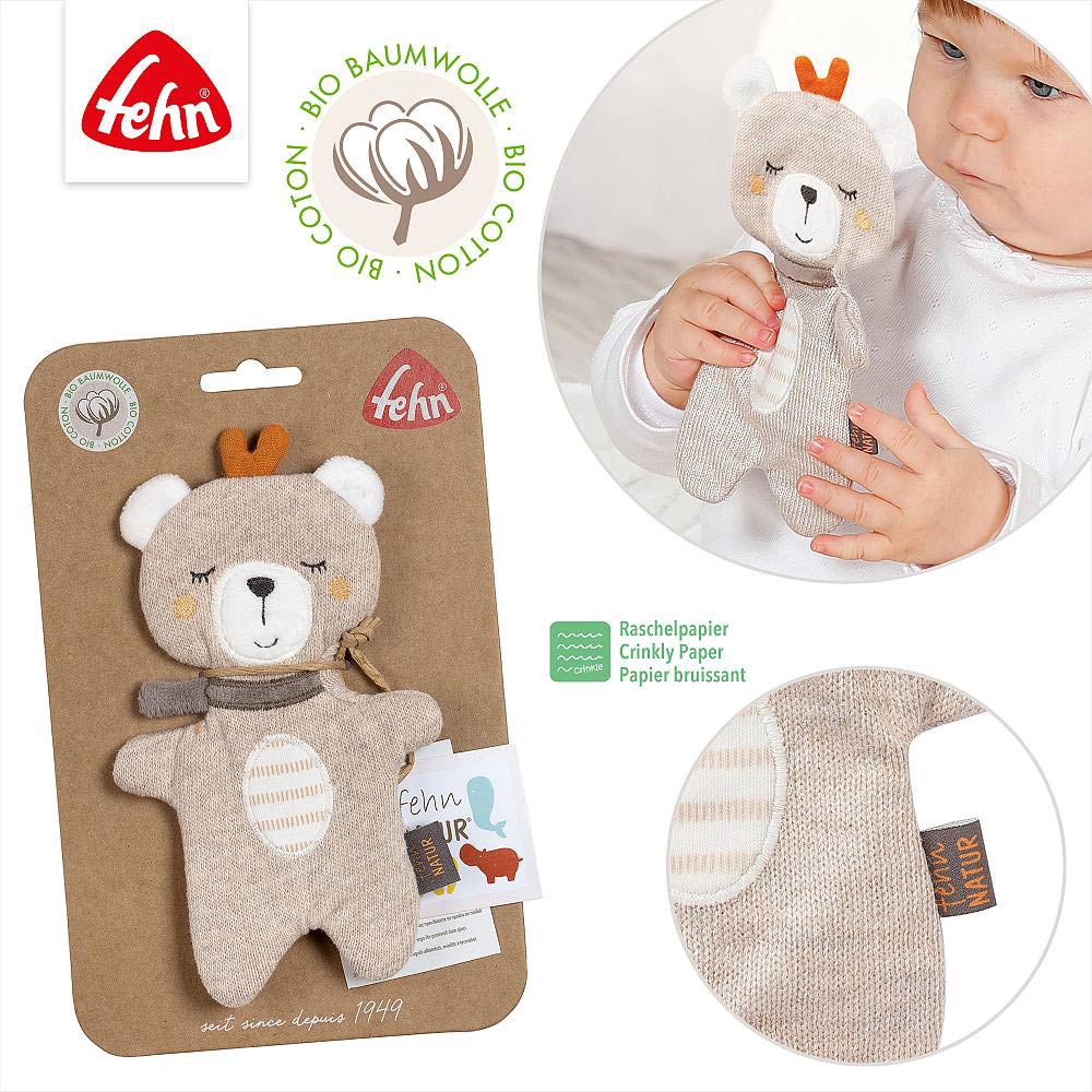 Der Knister-Bär kommt in einer umweltfreundlichen Verpackung und ist aus der FehnNatur-Kollektion. Der Bär ist aus Bio Baumwolle.