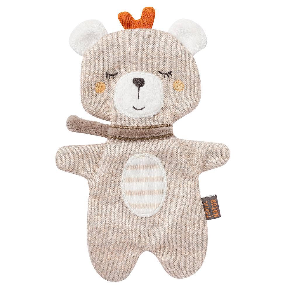 Der Knister-Bär kommt in einem hübschen hellen braun/beige und hat süße Details aufgestickt.