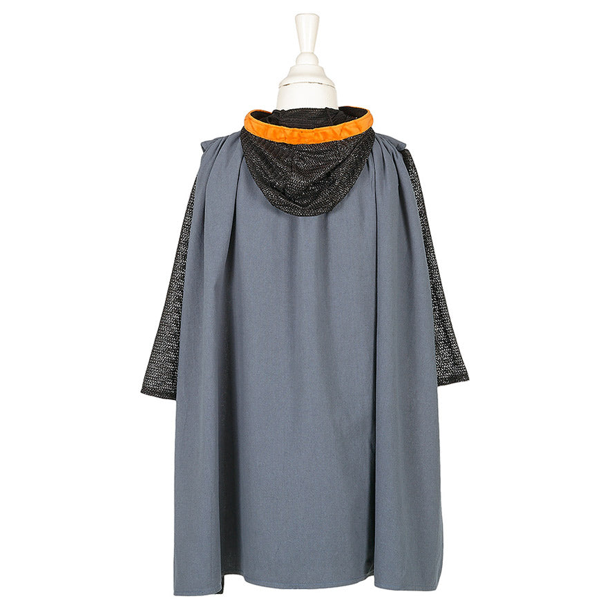 Rückenansicht Ritter Kostüm mit langem Umhang in grau und einer schwarzen Kapuze mit orangenen Rand.
