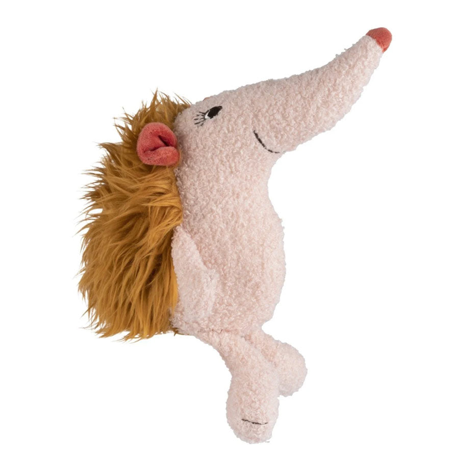 Der süße Kuschel-Igel kommt mit einer langen Nase, einem freundlichen Gesicht und einem wuscheligen Fell auf dem Rücken.