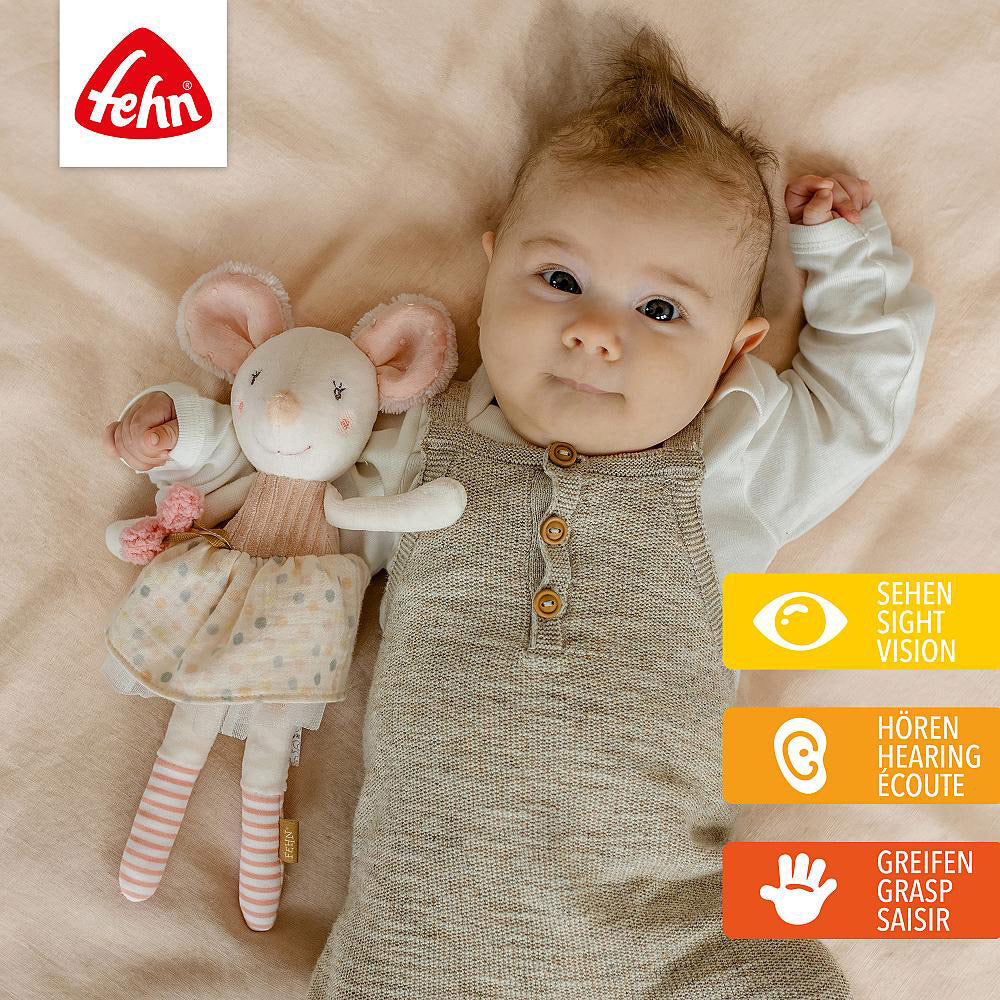 Die Maus fördert die Sinne des Babys, nämlich das Sehen, das Hören durch de Rassel und das Greifen durch die ganzen Details.