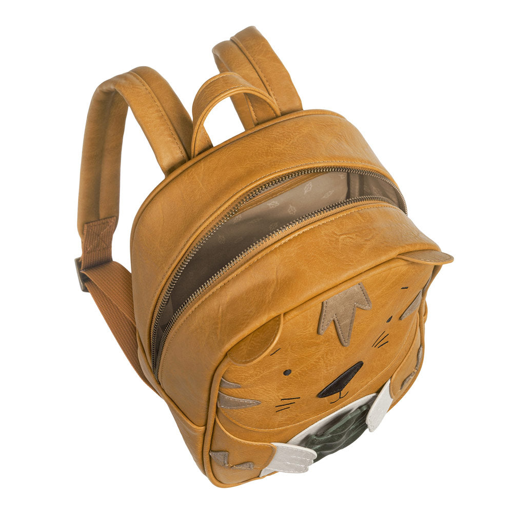 Der Rucksack lässt sich mit einem Reißverschluss Öffnen und Schließen.