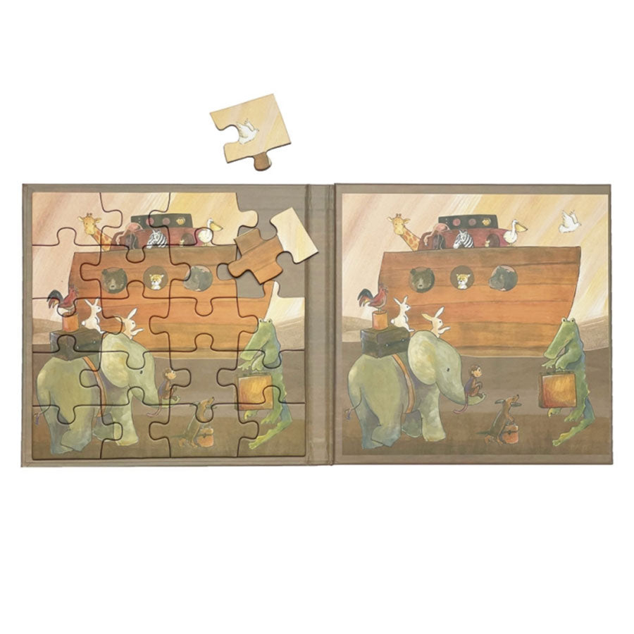 Die magnetischen Puzzleteile halten auf dem Buch, sodass perfekt unterwegs gepuzzelt werden kann, ohne dass die Teile umherfliegen.