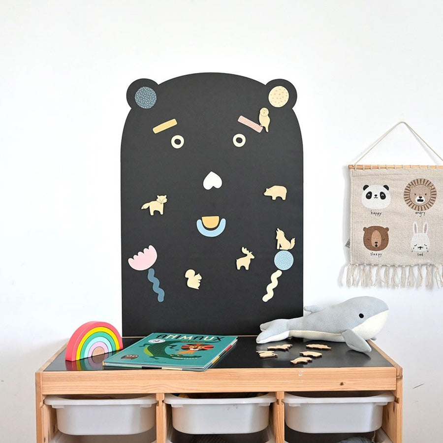 Mit der Magnettafel Bär kommt ein Magnetset mit verschiedenen geometrischen Formen zum Figurenlegen.