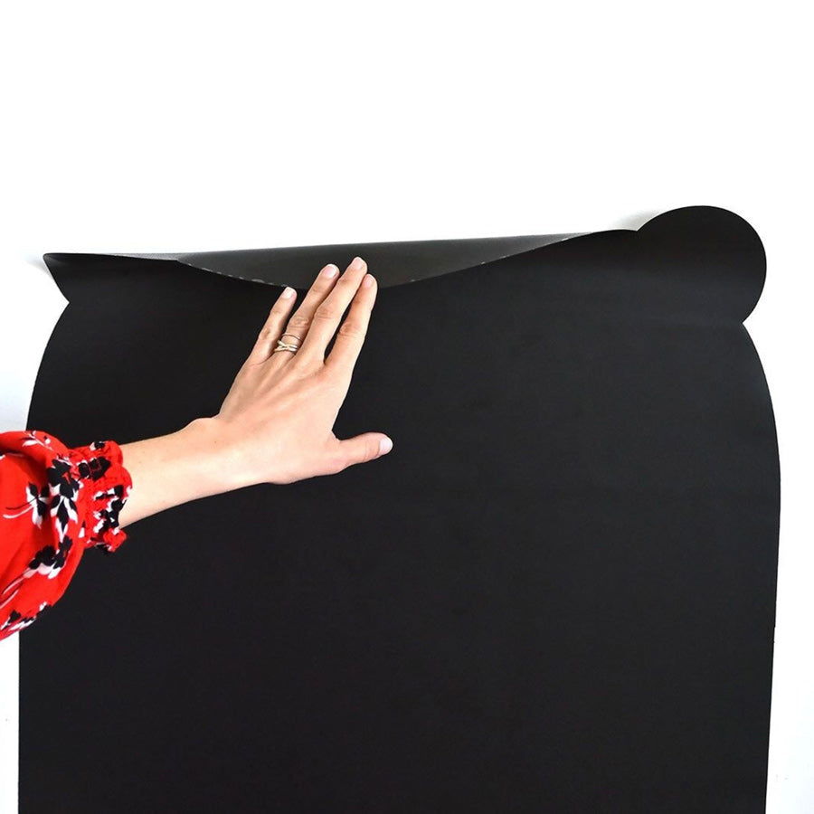 Die Magenttafel lässt sich durch den Kleber ganz einfach an die Wand anbringen und auch wieder ablösen.