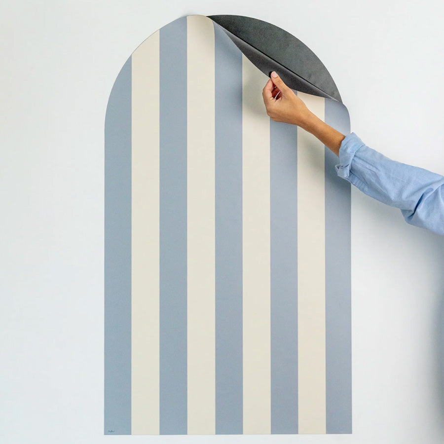 Die gestreifte Abdeckung wird auf eine schwarze Magnettafel gelegt und hält magnetisch