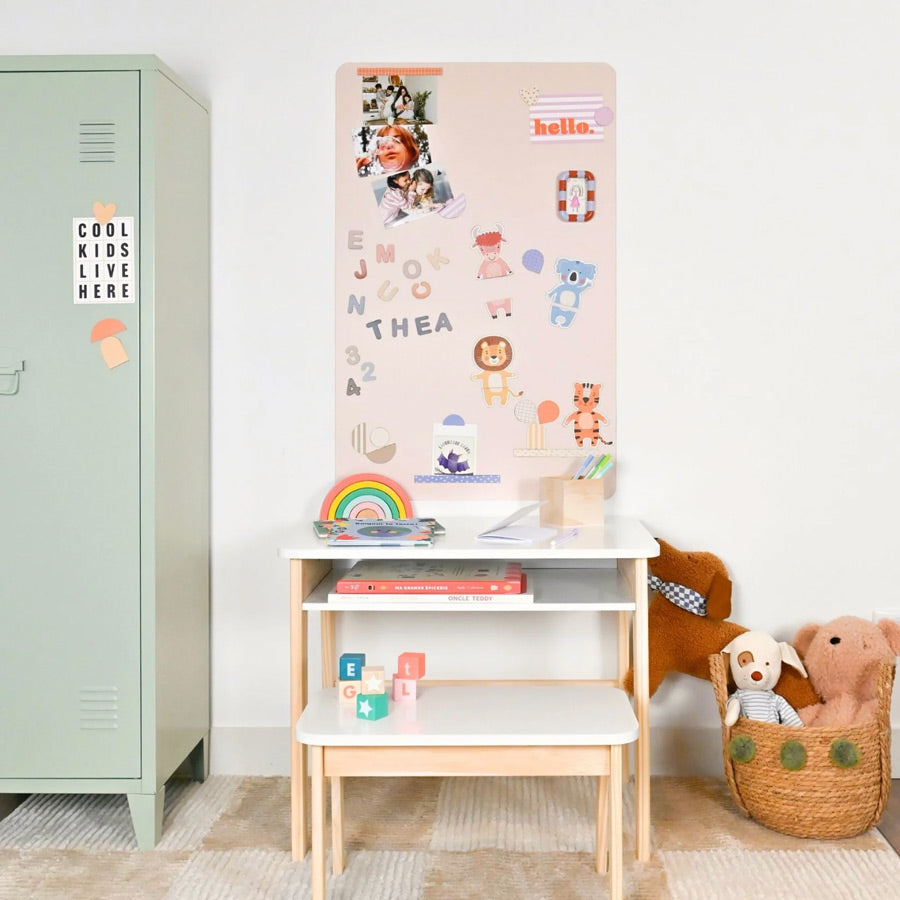 Magnettafel rosa/beige im Kinderzimmer über dem Schreibtisch mit bunten Magneten