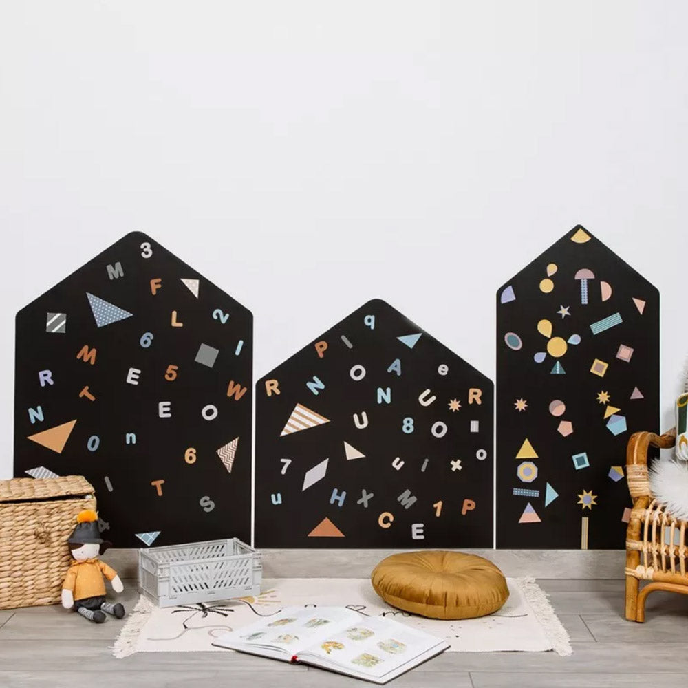 Drei Magnetische Häuser im Set. Auf den magnetischen Folien sind Zahlen- und Buchstabenmagnete, sowie geometrische Formen. Perfekt für das Kinderzimmer zum Spielen und Lernen.