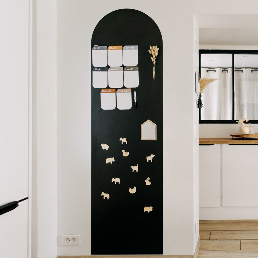 Die Magnettafel Arch in schwarz ist perfekt für jeden Raum zur Organisation und zum Spielen.