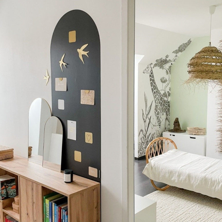 Die Magnettafel kann einfach an jede glatte Oberfläche geklebt werden. Im Kinderzimmer, Büro oder in der Küche.