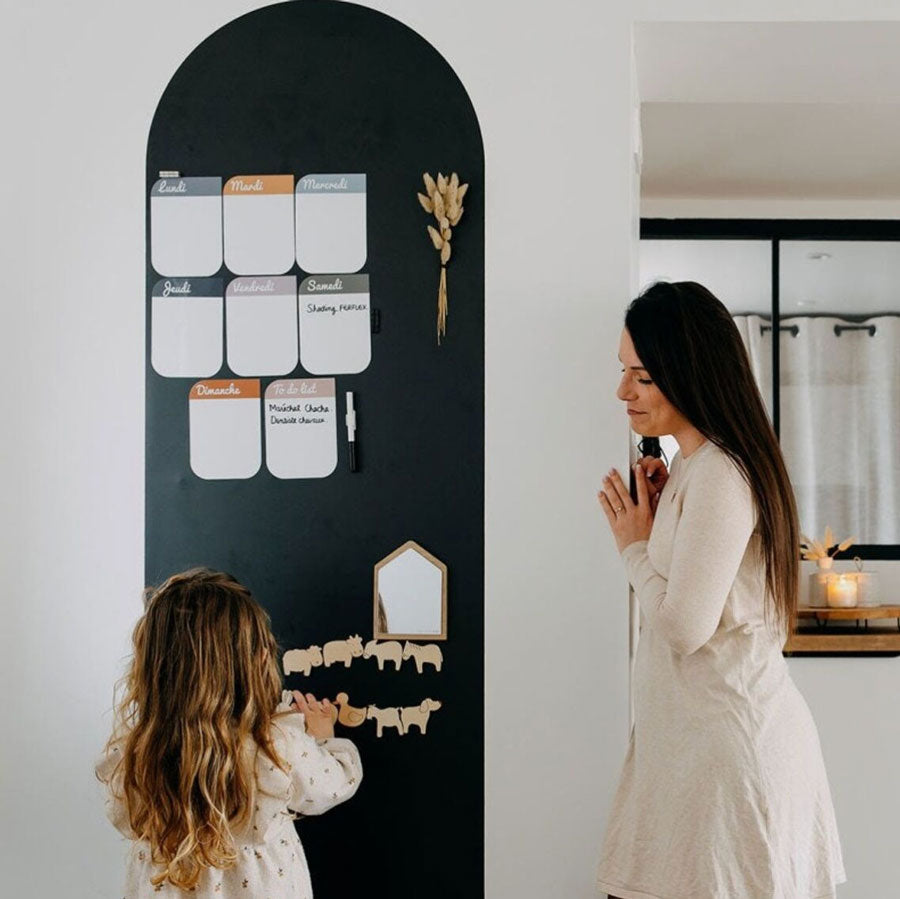 Kinder können an der Tafel mit passenden Magneten spielen, wie die Holzmagnete Bauernhof.