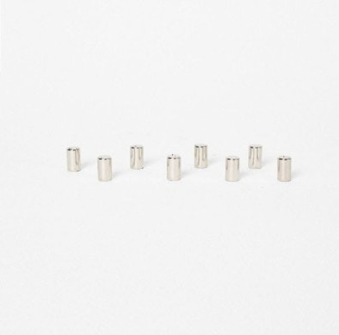 Die Magnettafel kommt zudem mit 8 kleinen silbernen Magneten zum Aufhängen von Blättern, Fotos und mehr.