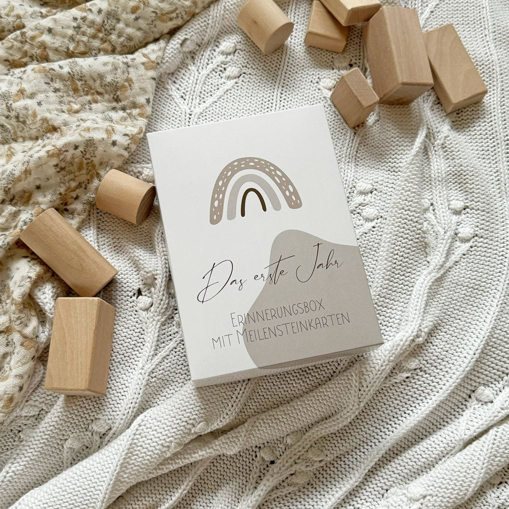 Erinnerungsbox Das erste Jahr mit Meilensteinkarten kommt mit einem Regenbogen-Design.