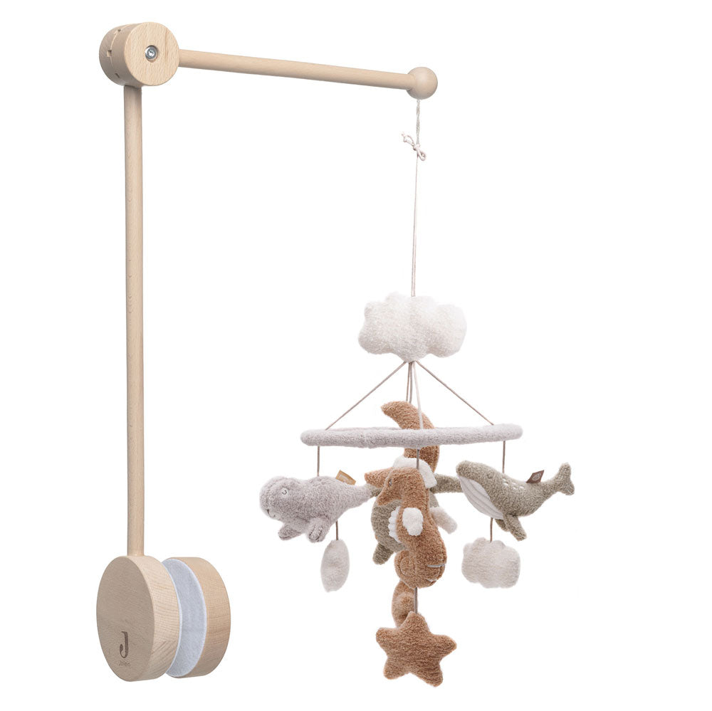 Hübsches Babymobile mit Unterwassertieren an einem Mobilehalter aus Holz