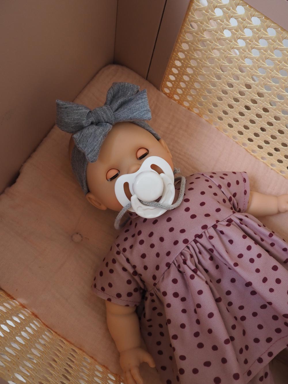 Kleidungskleid für Puppe