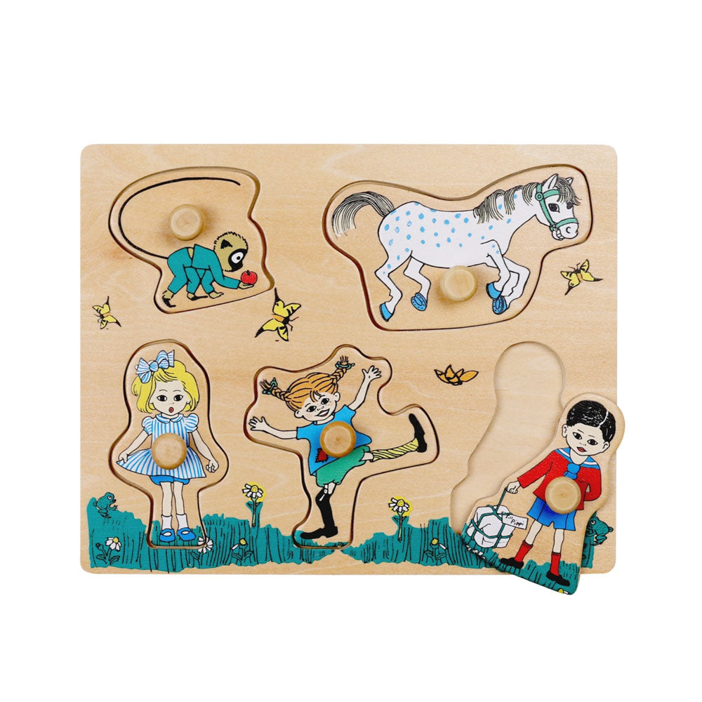 Das Holzpuzzle besteht aus einem Brett mit 5 Ausbuchtungen und den jeweils passenden fünf Figuren. In der Mitte ist Pippi Langstrumpf, rechts oben das Pferd Kleiner Onkel, links oben ist der Affe Herr Nilsson mit einem Apfel, rechts unten Tommy mit einem Geschenk für Pippi und links unten ist Annika mit ihrem blau-weiß gestreiften Kleid.