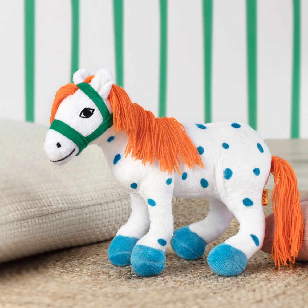 Das Pferd von Pippi Langstrumpf Kleiner Onkel ist weiß und hat petrolfarbene Punkte und Hufe. Passend zur Kindheitsheldin hat das Kuschelpferd eine orangene Mähne und Schweif.