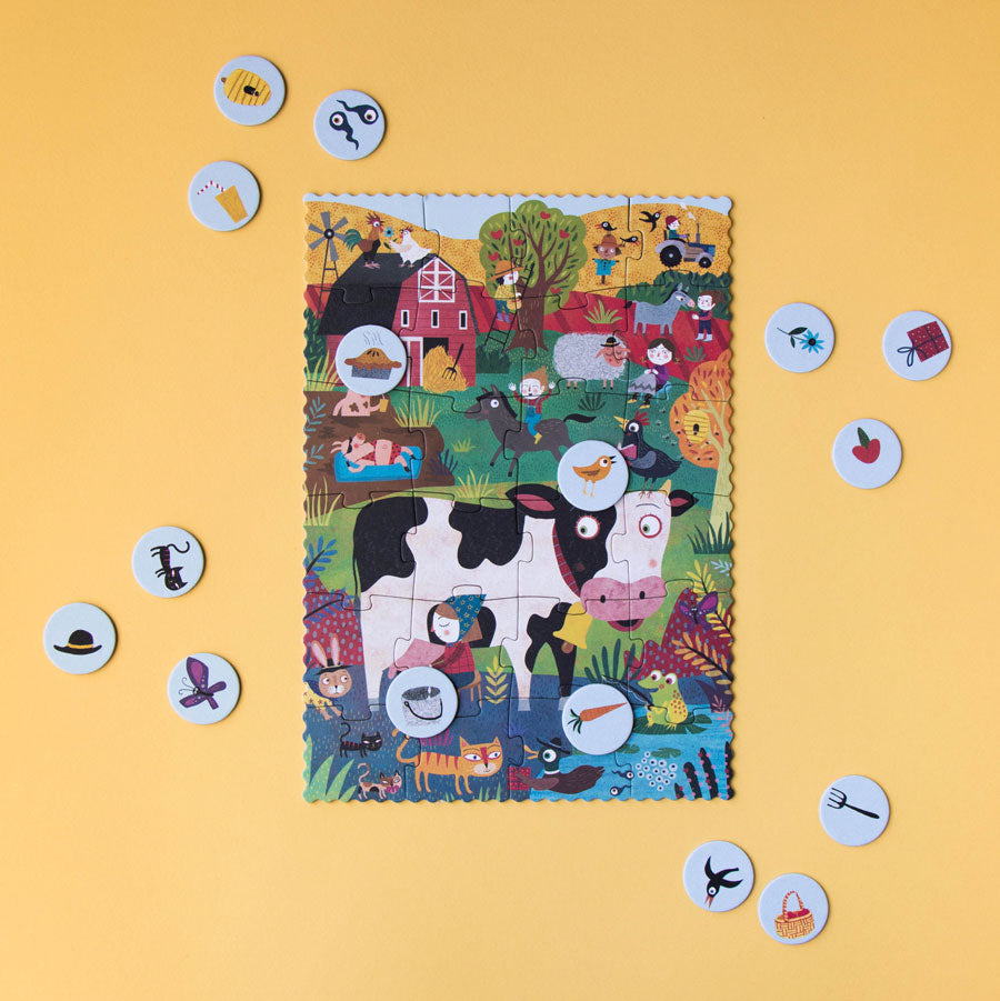 Die Chips zeigen verschiedene Symbole, die irgendwo auf dem Puzzle zu sehen sind. So können die Kinder die Chips auf die richtige Stelle legen.