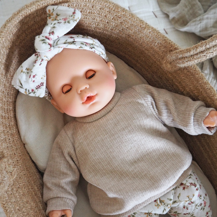 Wenn man die Puppe hinlegt, dann schließt sie automatisch die Augen. Für noch mehr Spielspaß für Puppeneltern.