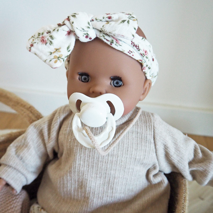 Die Puppenkleidung ist sehr hochwertig verarbeitet und kommt mit einem Schnuller, und schöner Kleidung.